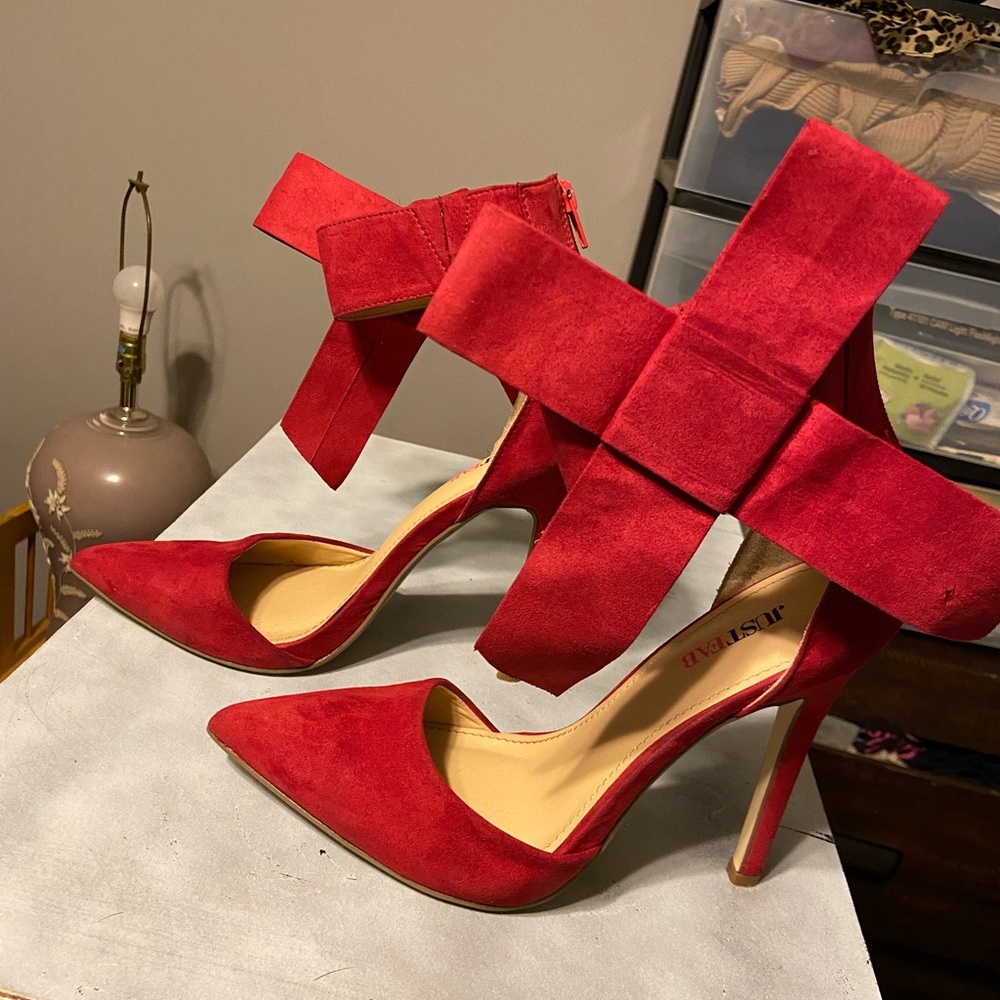 red high heel with bow